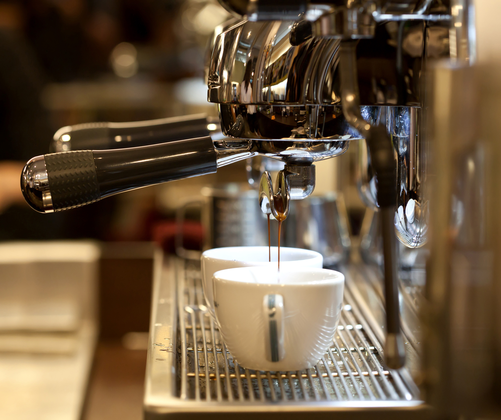 Кофемашина бариста. Кофемашина для кафе. Кофе кофемашина. Кофе в кофемашине.